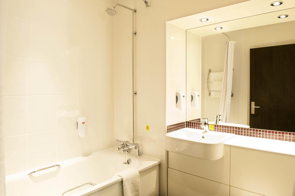 Premier Inn Redhill Reigate Kültér fotó